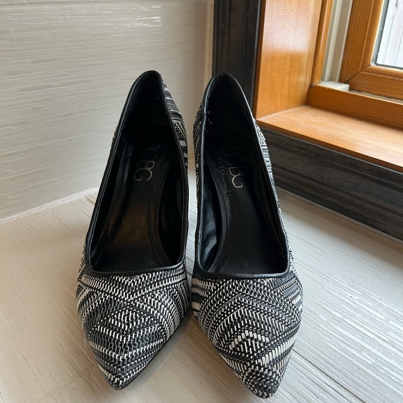 Women’s size 8B BCBG Paris black and white high heels - Picture 6 of 7